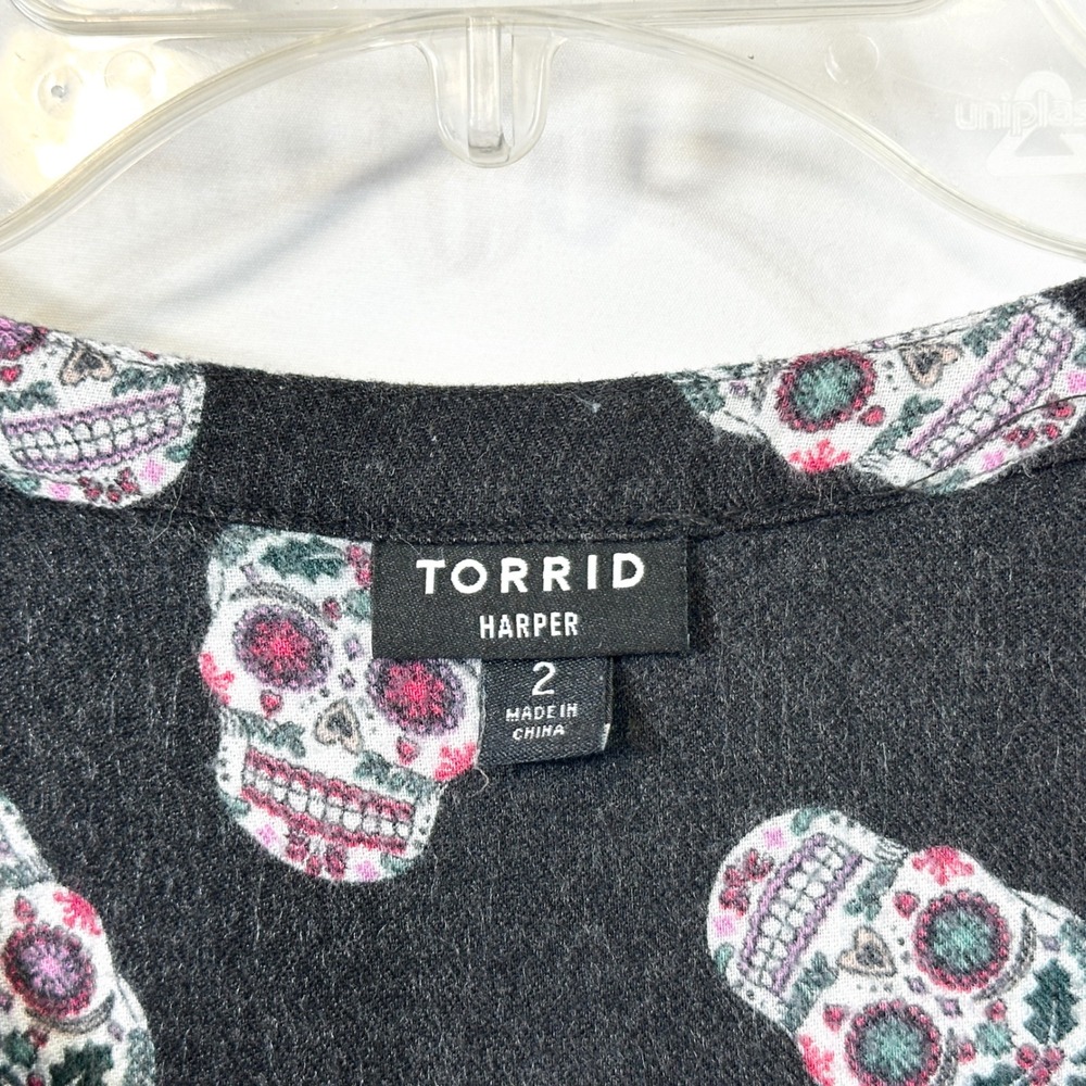 Torrid Plus Size 2X Top Harper Black Sugar Skull Roll Tab Sleeve Goth Edgy 1820 - Picture 8 of 9